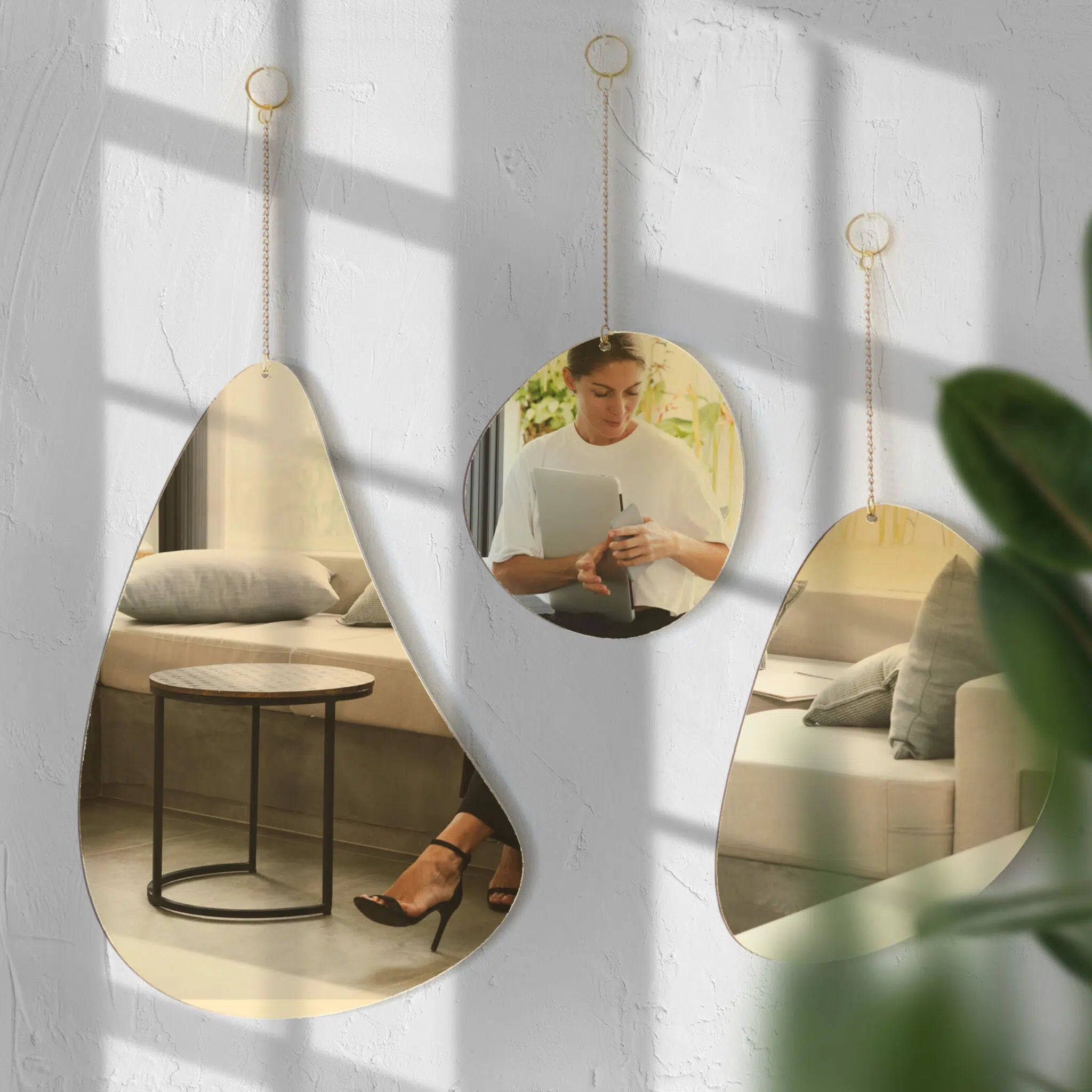 עודפים - קישוט קיר בשילוב מראה אמורפית קליר בינוני