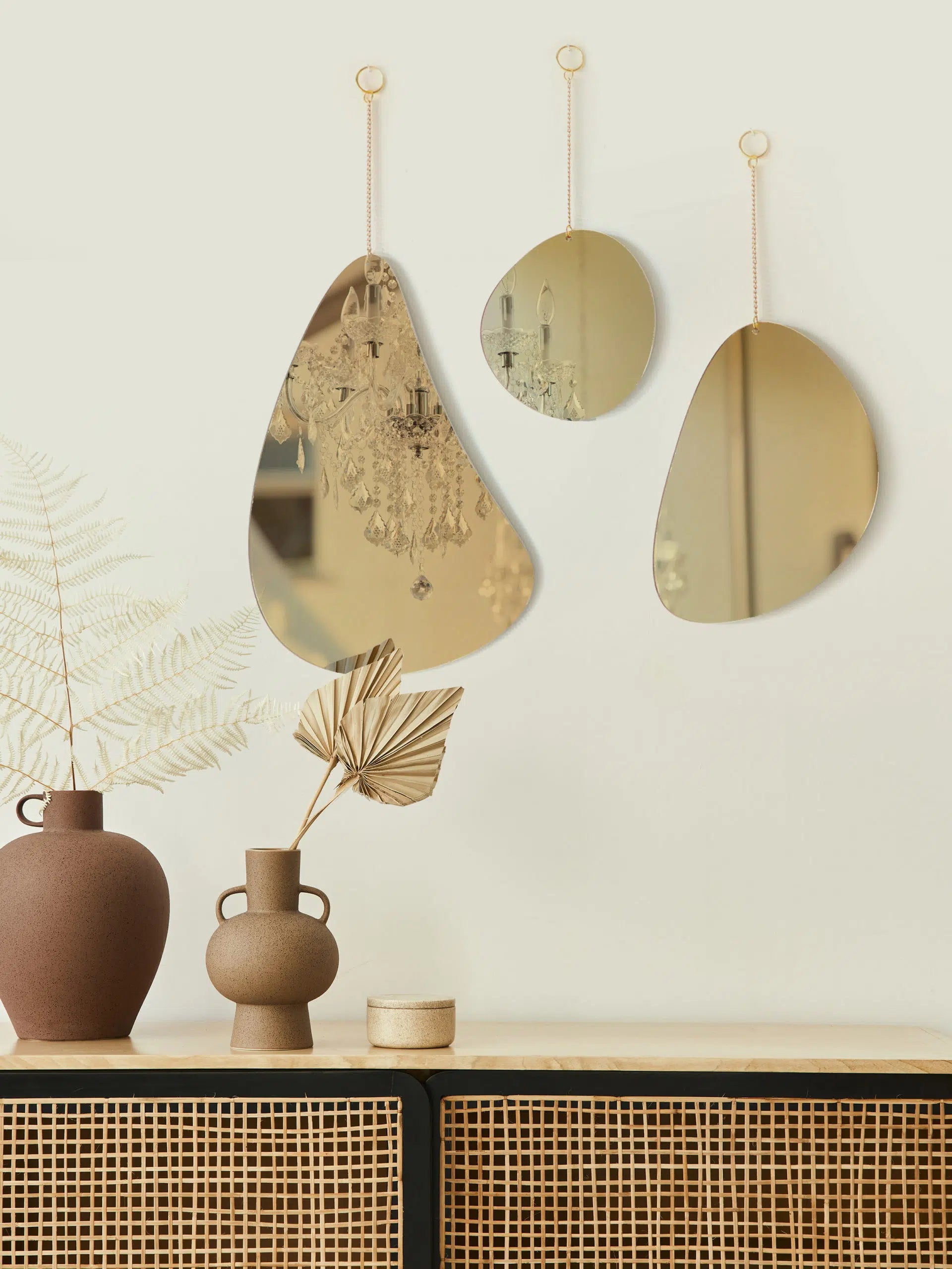 עודפים - קישוט קיר בשילוב מראה אמורפית קליר בינוני