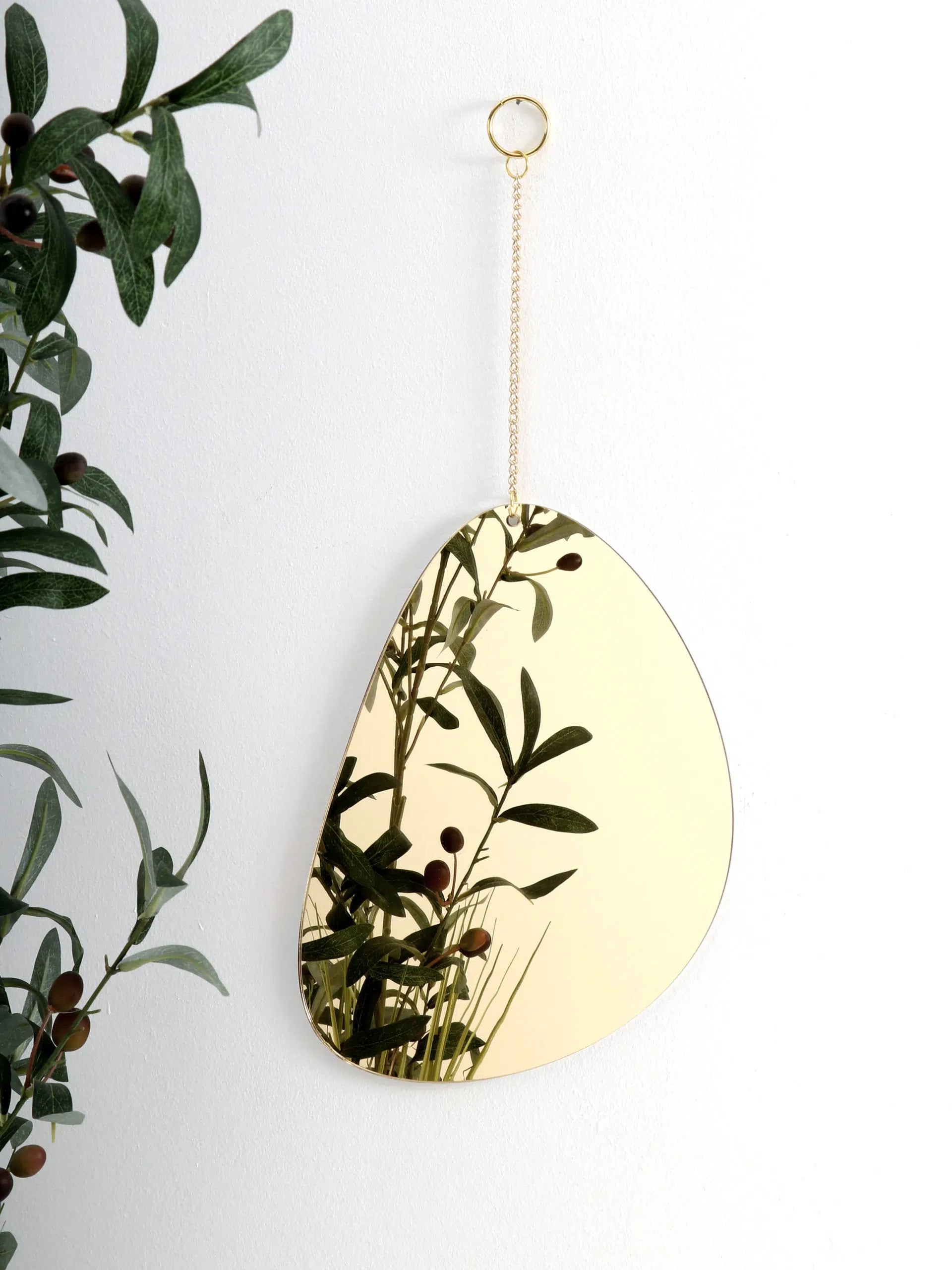 עודפים - קישוט קיר בשילוב מראה אמורפית קליר בינוני