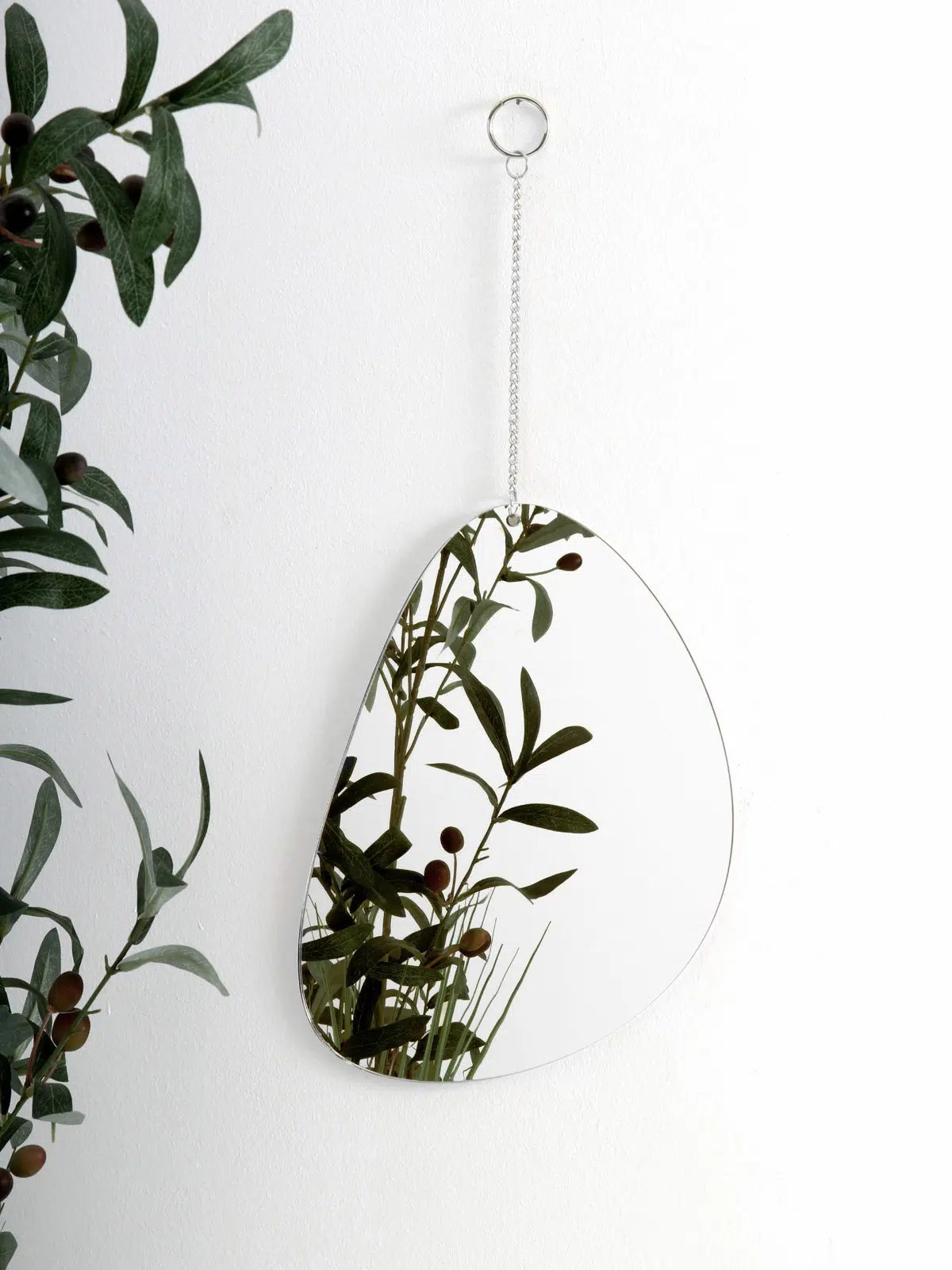 עודפים - קישוט קיר בשילוב מראה אמורפית קליר בינוני