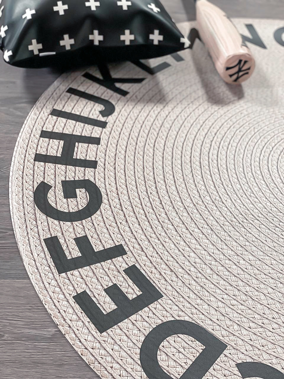 שטיח ויניל עגול - דגם Letters