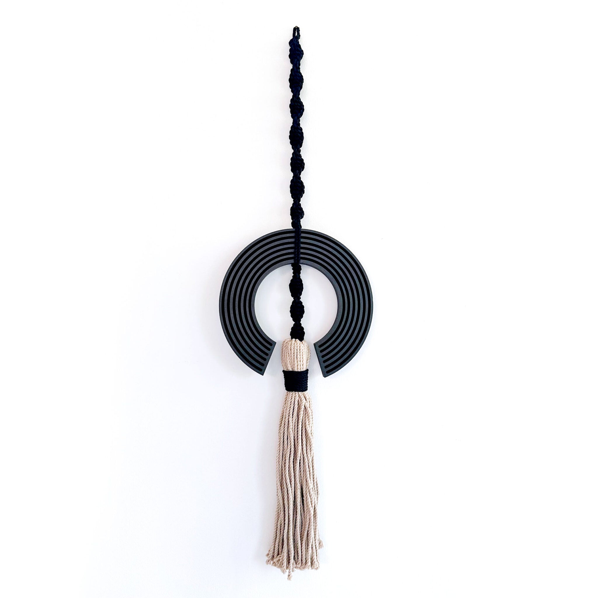 תכשיט קיר - תחריט עיגול שחור בשילוב מקרמה