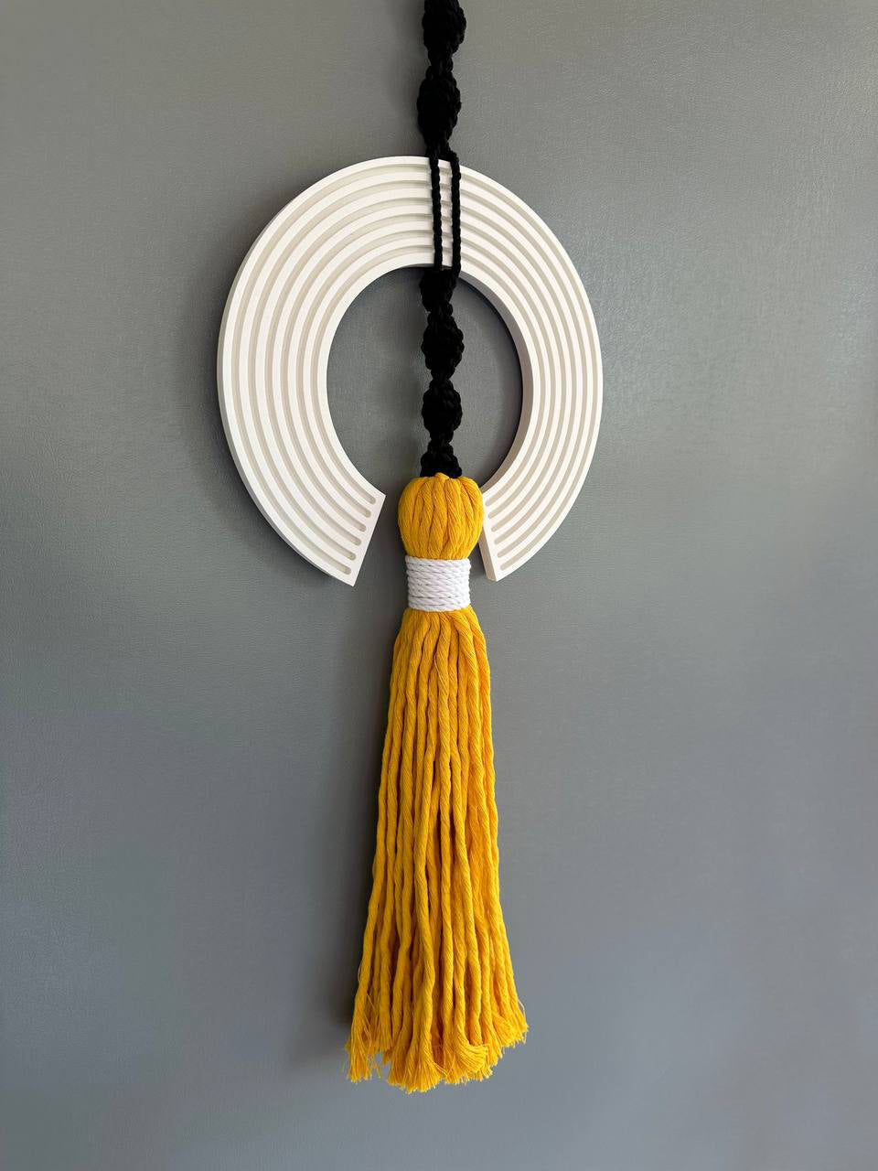 תכשיט קיר - תחריט עיגול לבן בשילוב מקרמה