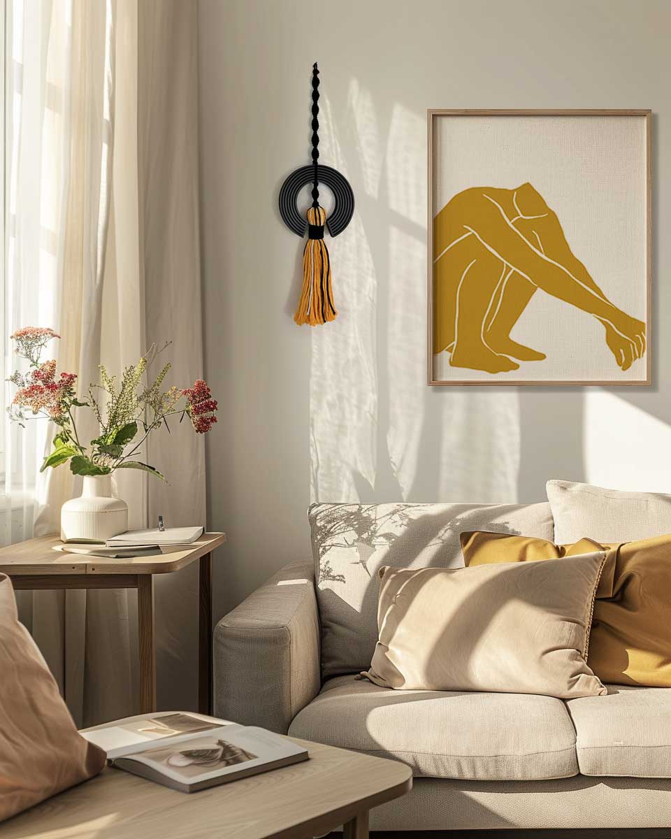 תכשיט קיר - תחריט עיגול שחור בשילוב מקרמה צהוב