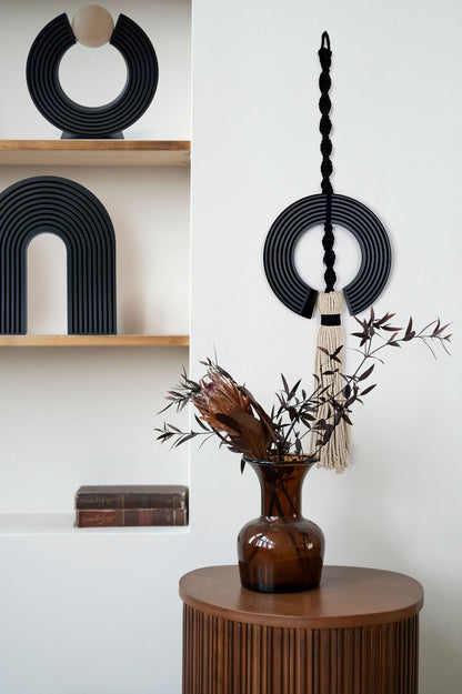 תכשיט קיר - תחריט עיגול שחור בשילוב מקרמה