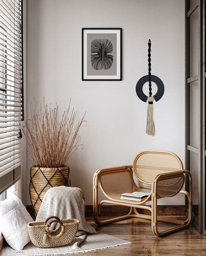 תכשיט קיר - תחריט עיגול שחור בשילוב מקרמה