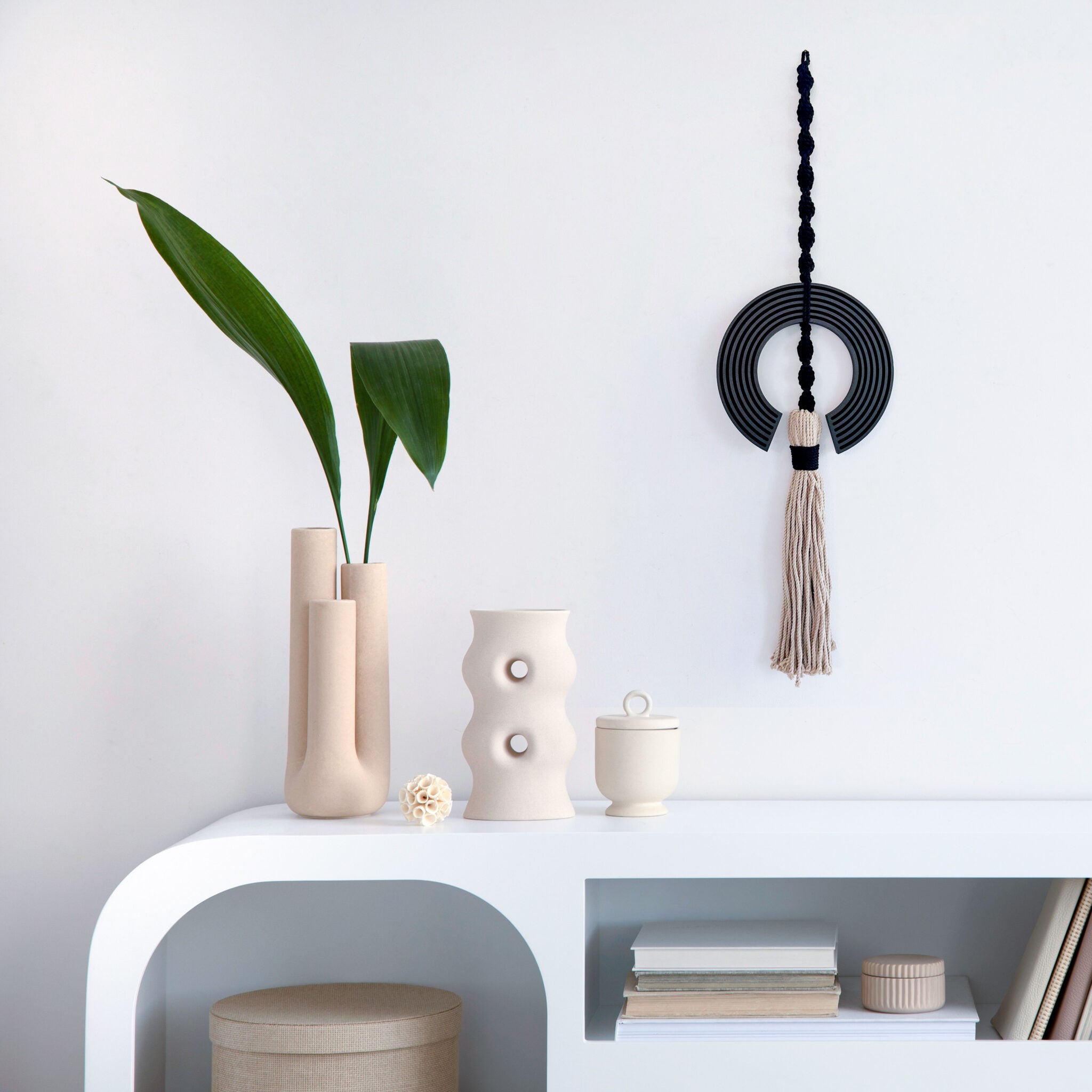 תכשיט קיר - תחריט עיגול שחור בשילוב מקרמה