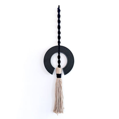 תכשיט קיר - תחריט עיגול שחור בשילוב מקרמה