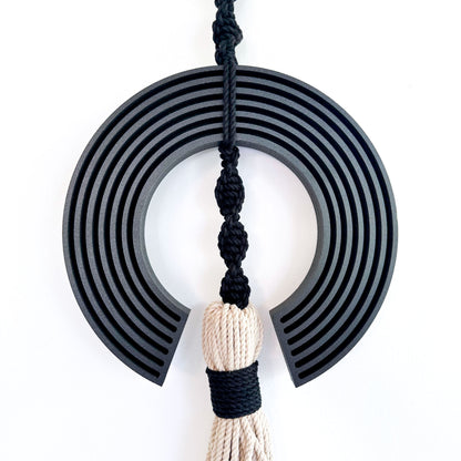 תכשיט קיר - תחריט עיגול שחור בשילוב מקרמה