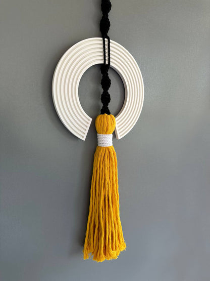 תכשיט קיר - תחריט עיגול לבן בשילוב מקרמה