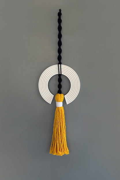 תכשיט קיר - תחריט עיגול לבן בשילוב מקרמה