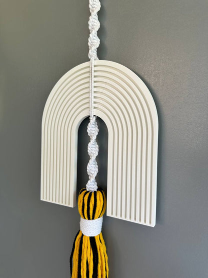 תכשיט קיר - תחריט פרסה לבן בשילוב מקרמה