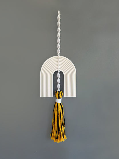 תכשיט קיר - תחריט פרסה לבן בשילוב מקרמה