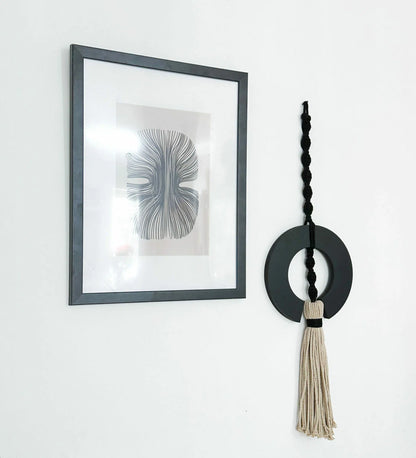 תכשיט קיר - תחריט עיגול שחור בשילוב מקרמה