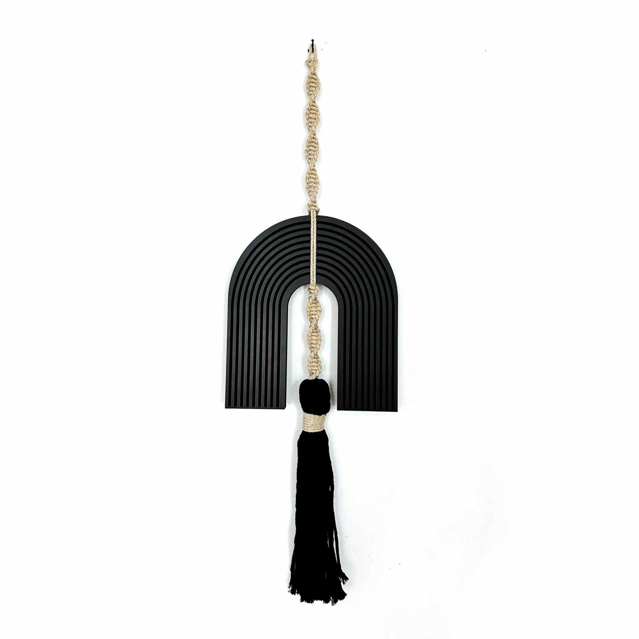 תכשיט קיר - תחריט פרסה שחור בשילוב מקרמה