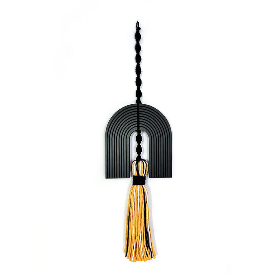 תכשיט קיר - תחריט פרסה שחור בשילוב מקרמה צהוב