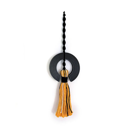 תכשיט קיר - תחריט עיגול שחור בשילוב מקרמה צהוב