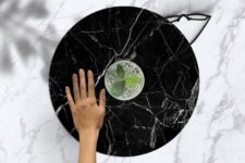 flat-lay-round-black-marble