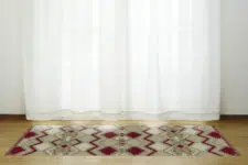 שטיח-ליד-וילון-לבן